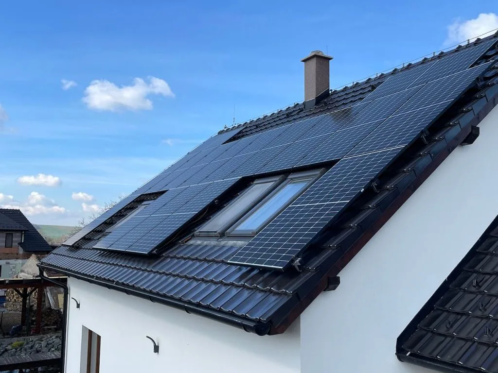 Fotovoltaická elektrárna na střeše rodinného domu z realizace Domostylu