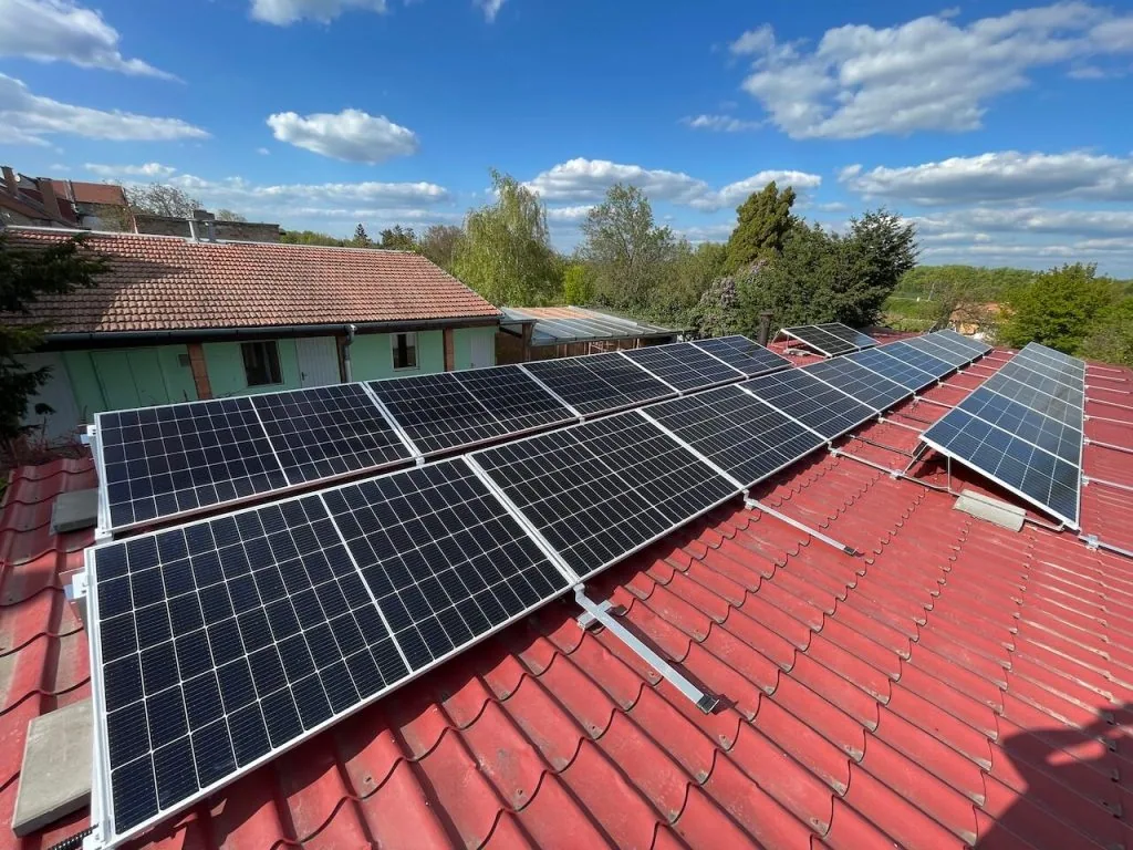 Fotovoltaické panely na střeše rodinného domu v Brně
