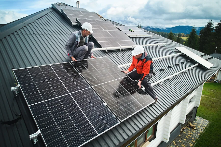 Montáž fotovoltaických panelů na šikmou střechu rodinného domu