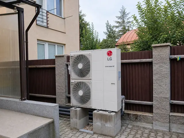 Venkovní jednotka tepelného čerpadla u rodinného domu v Budišově