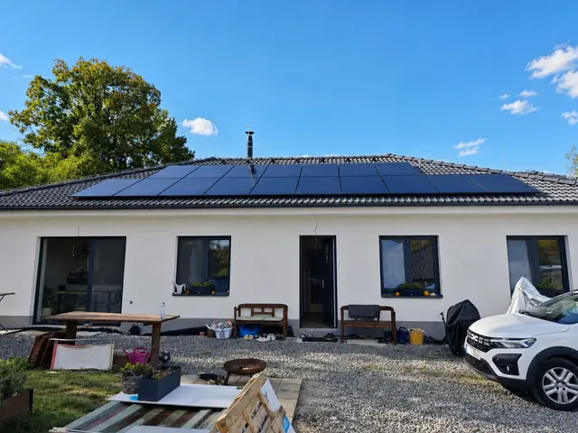 Fotovoltaické panely na střeše rodinného domu v Oslavanech